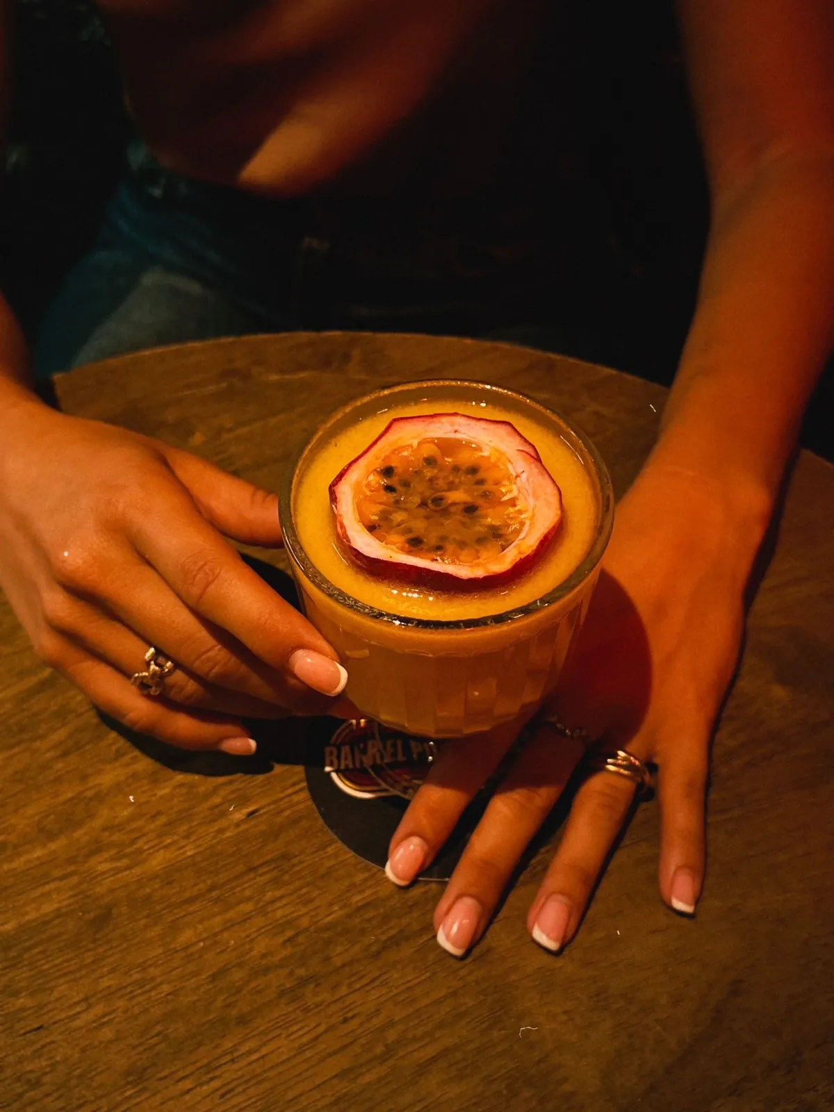 Un cocktail passion tenu à deux mains