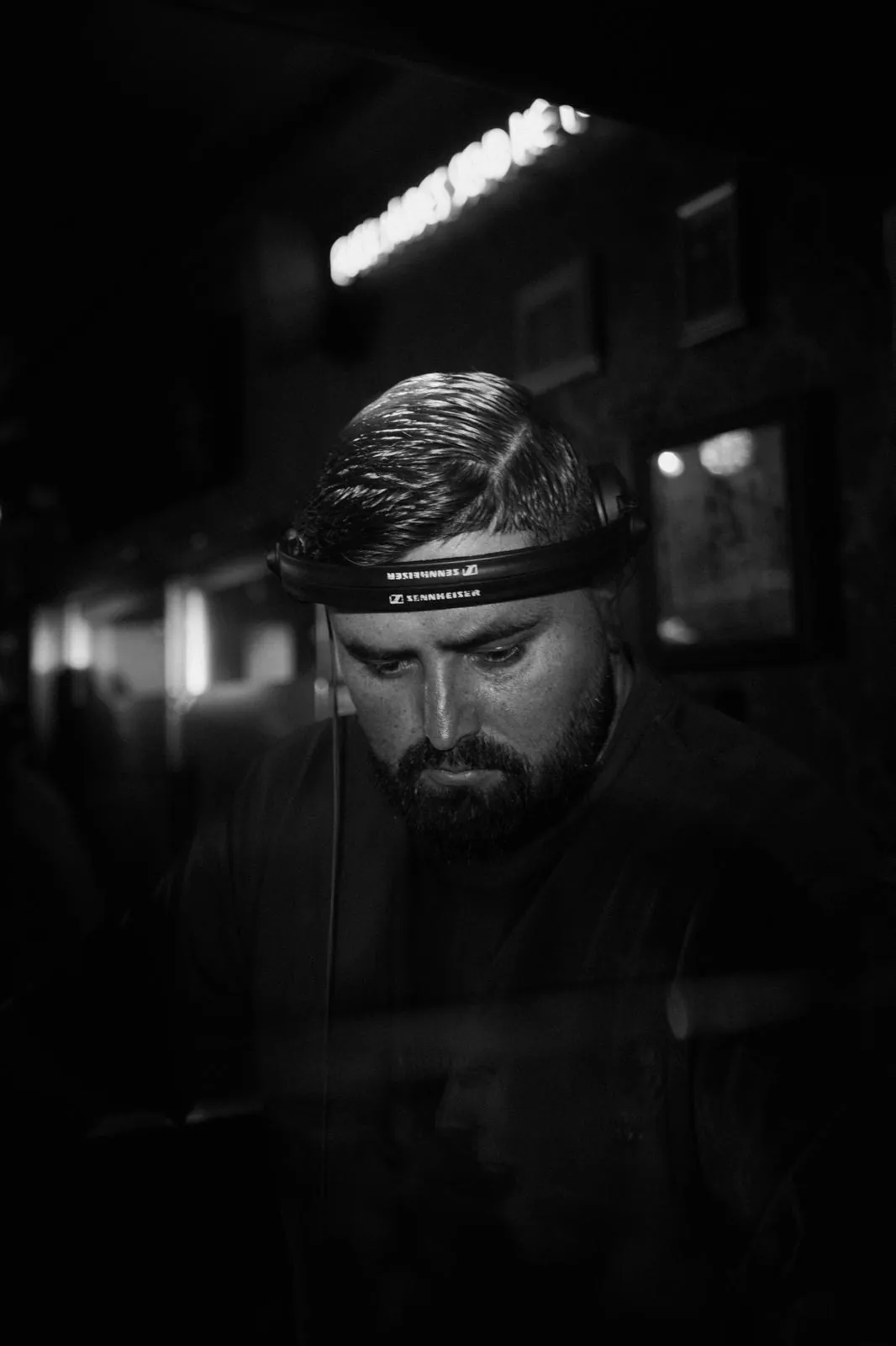 Le DJ au bandeau lumineux, en noir et blanc
