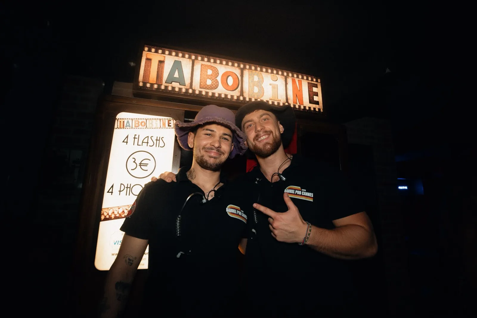 Le photobooth Ta Bobine et son équipe, dans la salle du bar