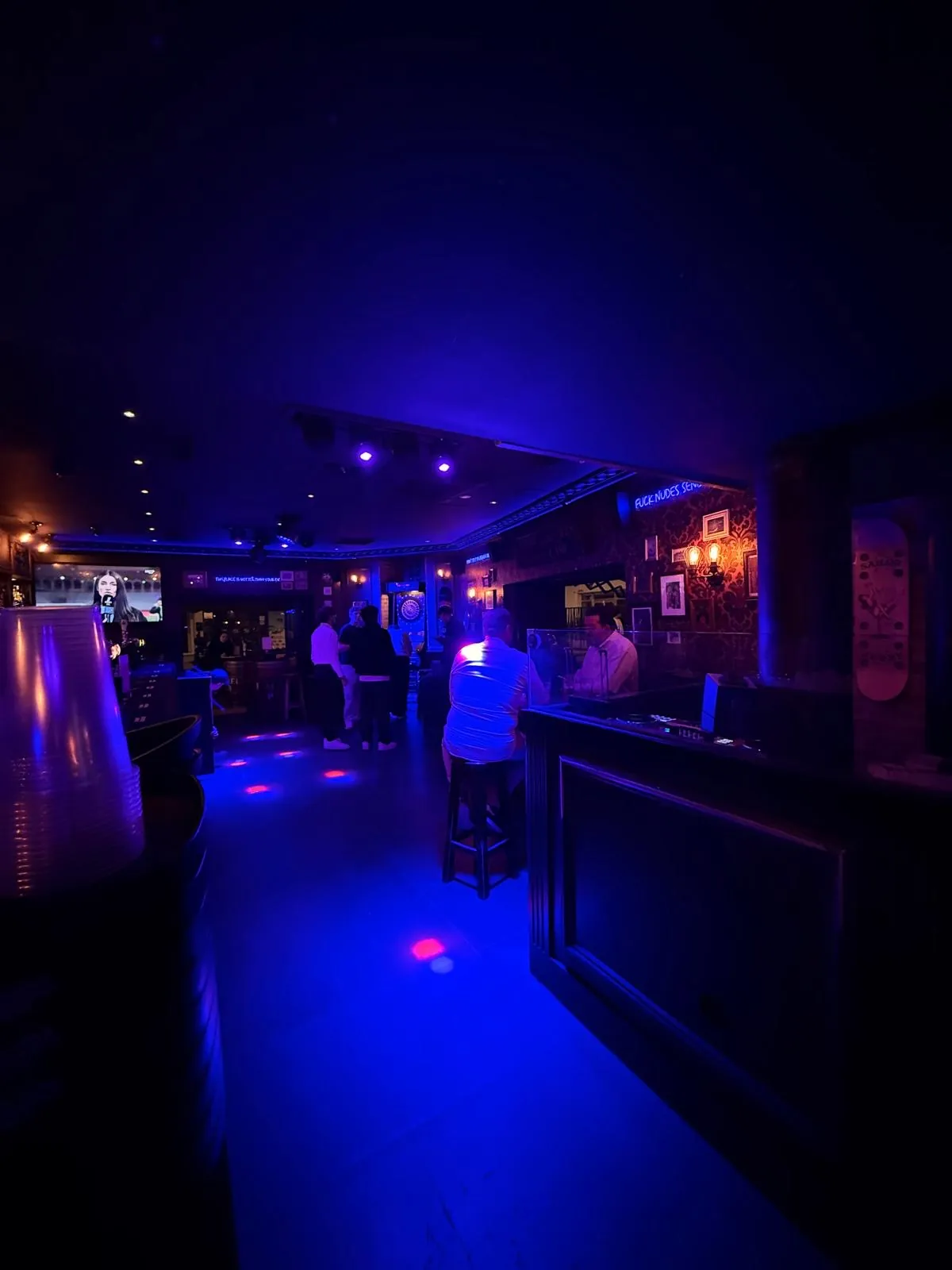 La salle bleue en début de soirée, quelques clients au comptoir