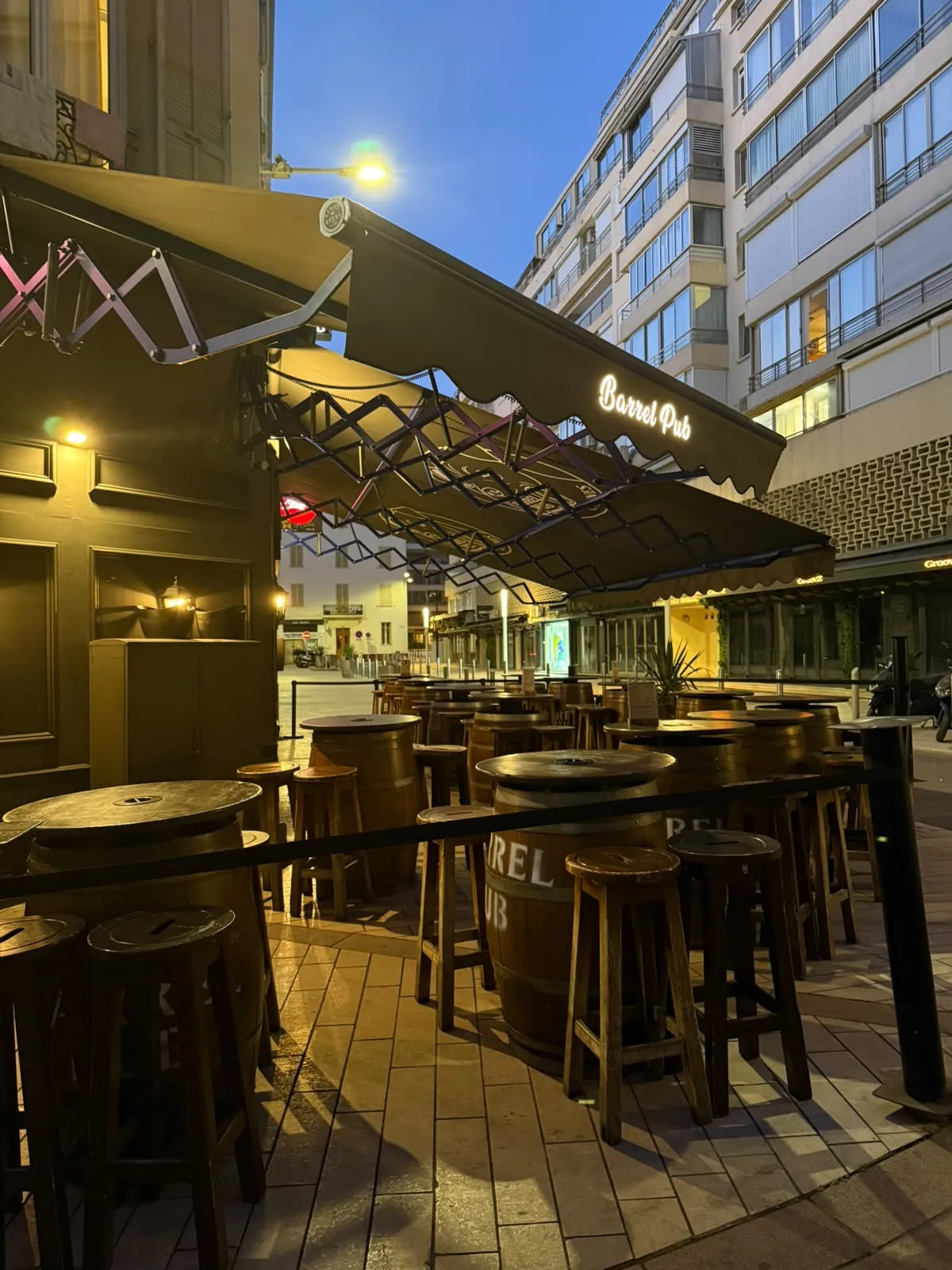 La terrasse au crépuscule, les lumières qui s'allument
